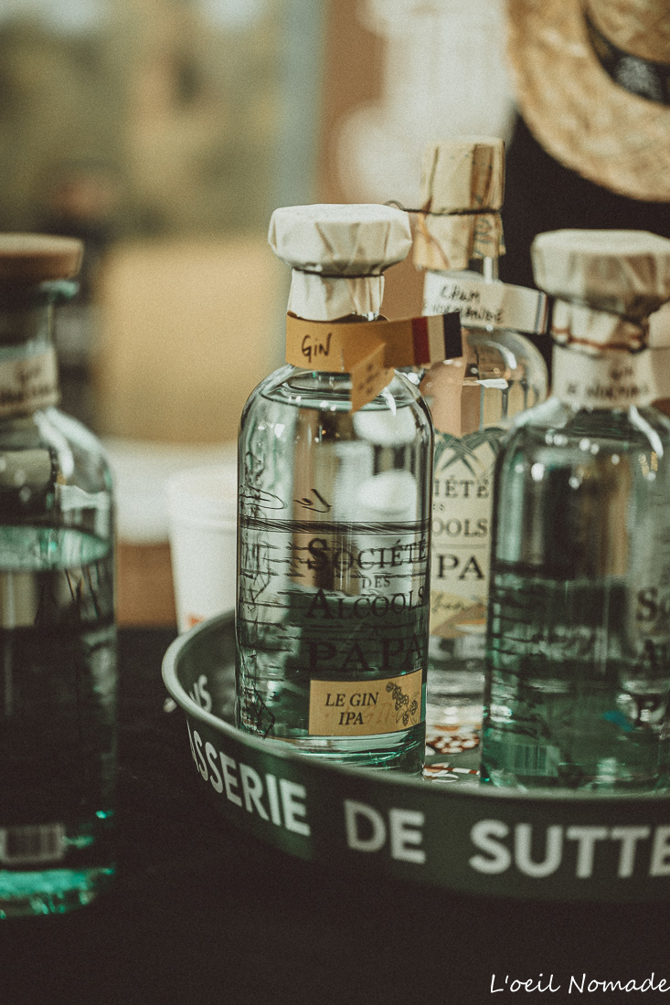 Stand d’artisan en festival médiéval, mise en situation produit et environnement, reportage événementiel.