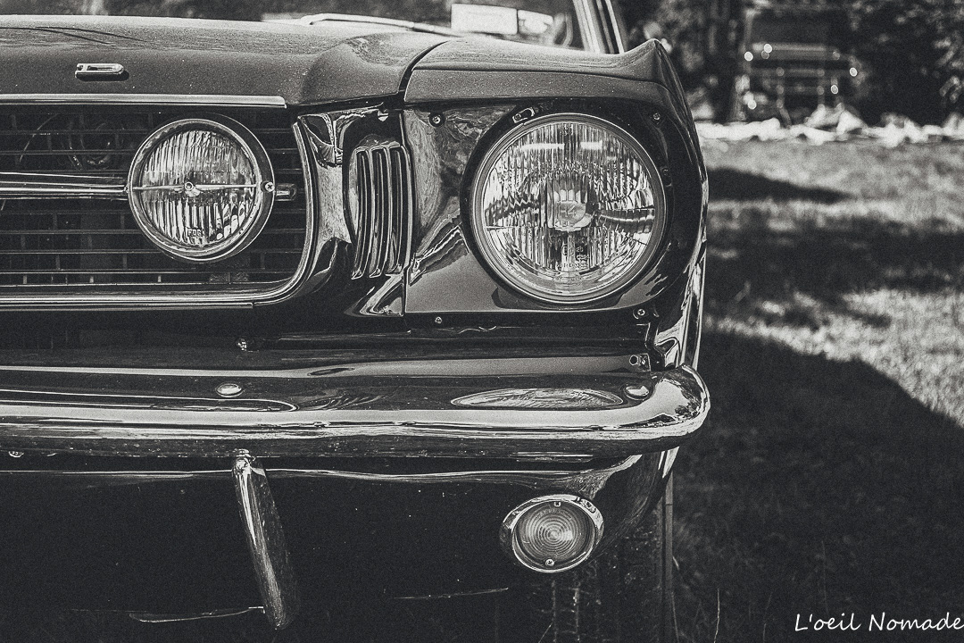 Icônes mécaniques : portrait d'une Mustang classique au Red Bike, photographie artistique valorisant le design et l'héritage automobile.