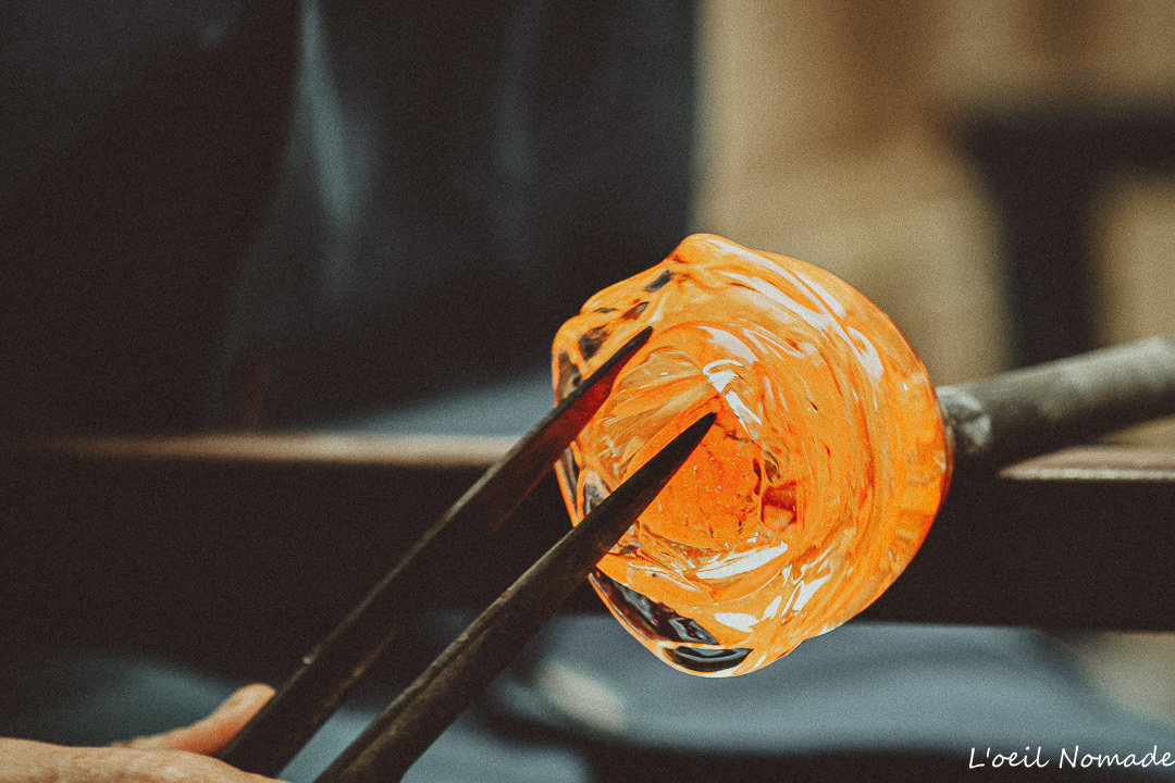 Ambiance lumineuse réelle dans un environnement industriel, respect de l'atmosphère de travail B2B.