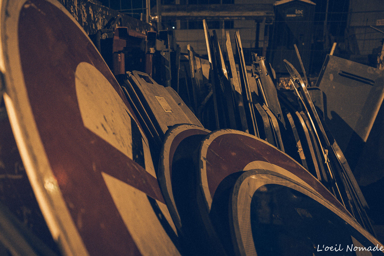 Logistique urbaine : signalisation de travaux routiers en attente de pose pour le nouveau tramway.