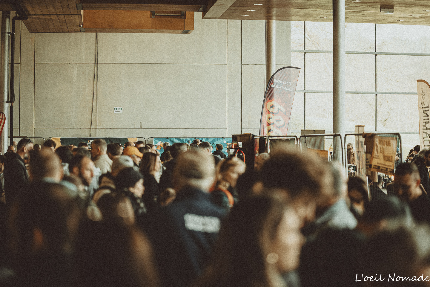 Ambiance de festival historique, public et circulation, photographie immersive événementielle.