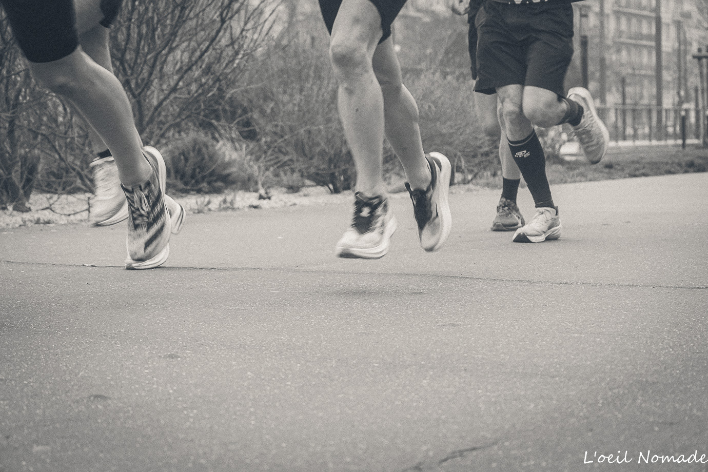 Foulées sur le bitume havrais, texture, chaussures de running et mouvement en photographie documentaire