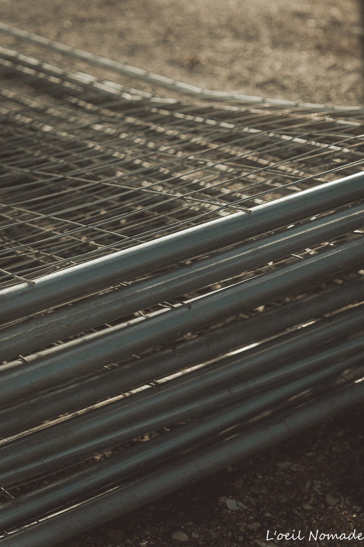 Focus sur les barrières de protection et le périmètre de sécurité d'un chantier urbain en journée.