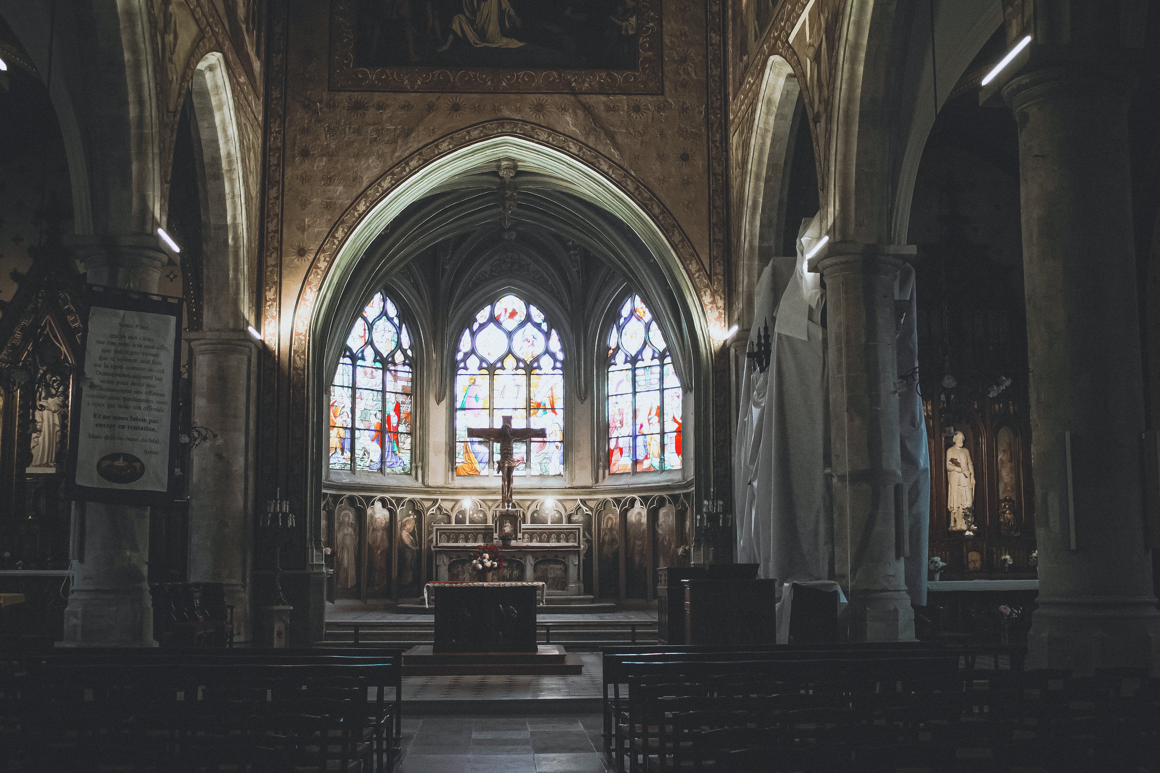Reportage intérieur : la nef de l'église Saint-Étienne mettant en avant l'architecture voûtée et l'alignement des bancs.