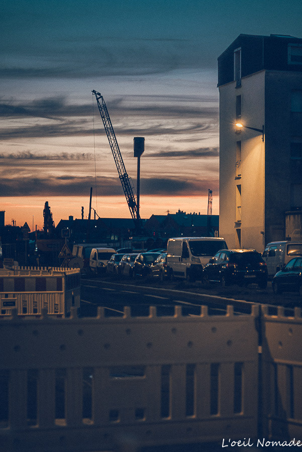 Lignes de construction : la silhouette des grues comme symbole de l'évolution architecturale et du développement du Havre.