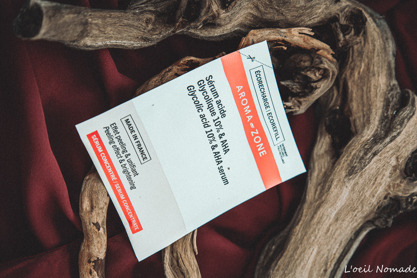 Série de produits cosmétiques naturels alignés, mise en scène cohérente pour catalogue commercial, style photographique contrasté et épuré.