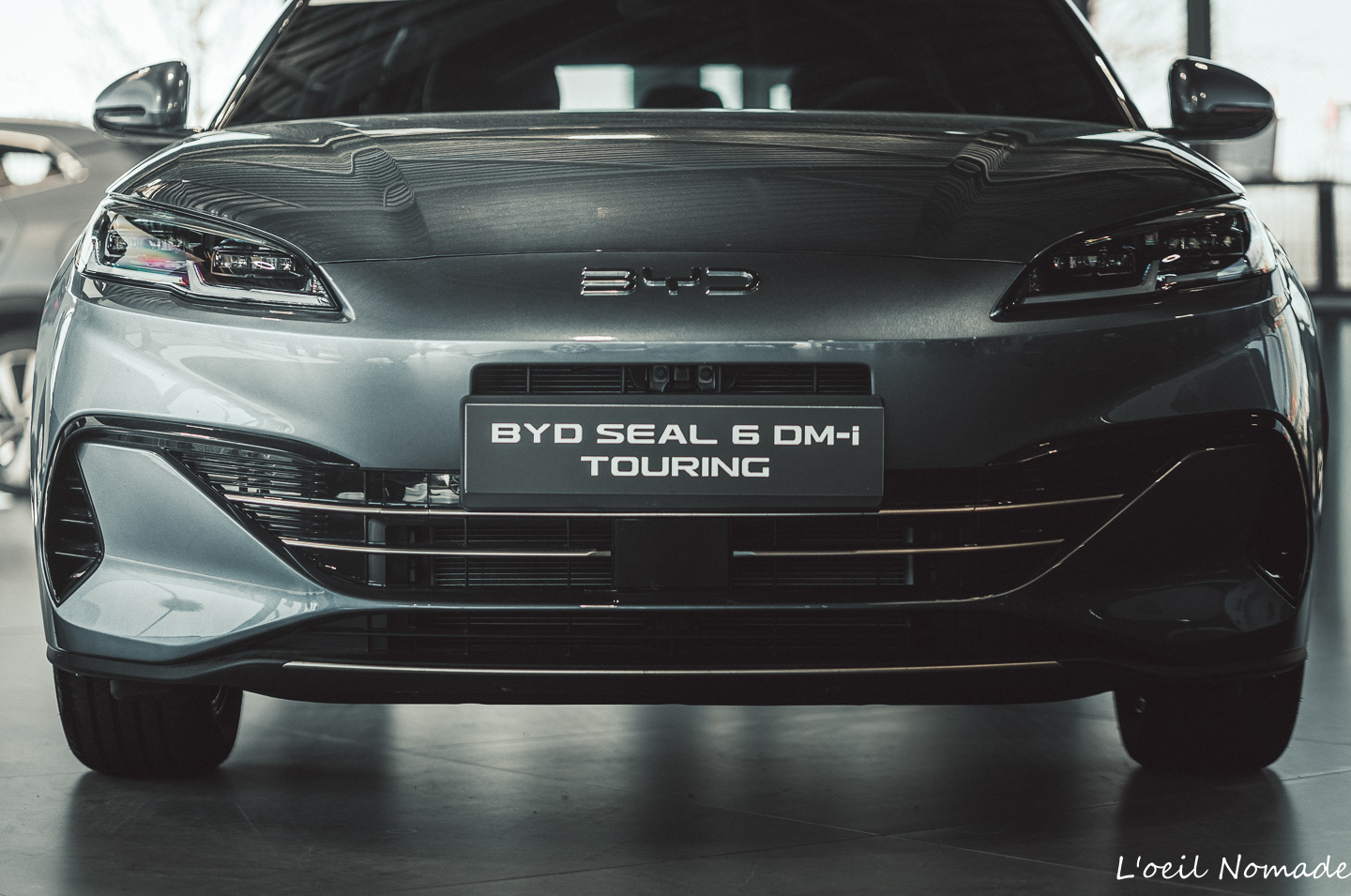 Série de véhicules automobiles BYD dans le showroom Groupe BMS Le Havre, cohérence visuelle pour catalogue commercial B2B.