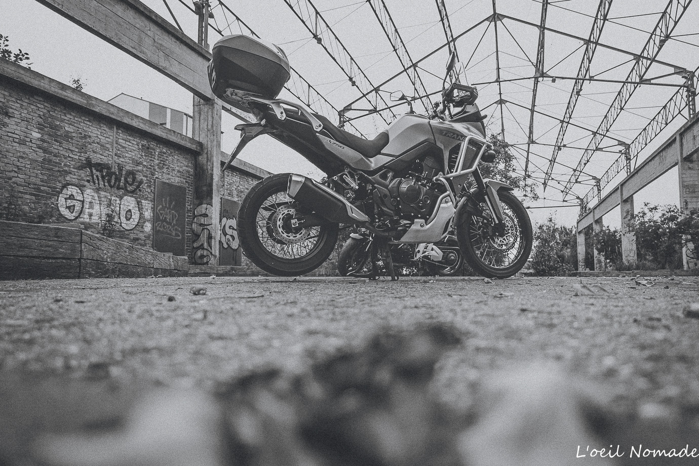 Reportage photo moto ambiance urbaine et industrielle, mise en valeur artistique du design sans détails mécaniques.