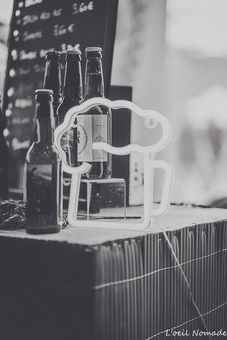 Stand d’artisan en festival médiéval, mise en situation produit et environnement, reportage événementiel.