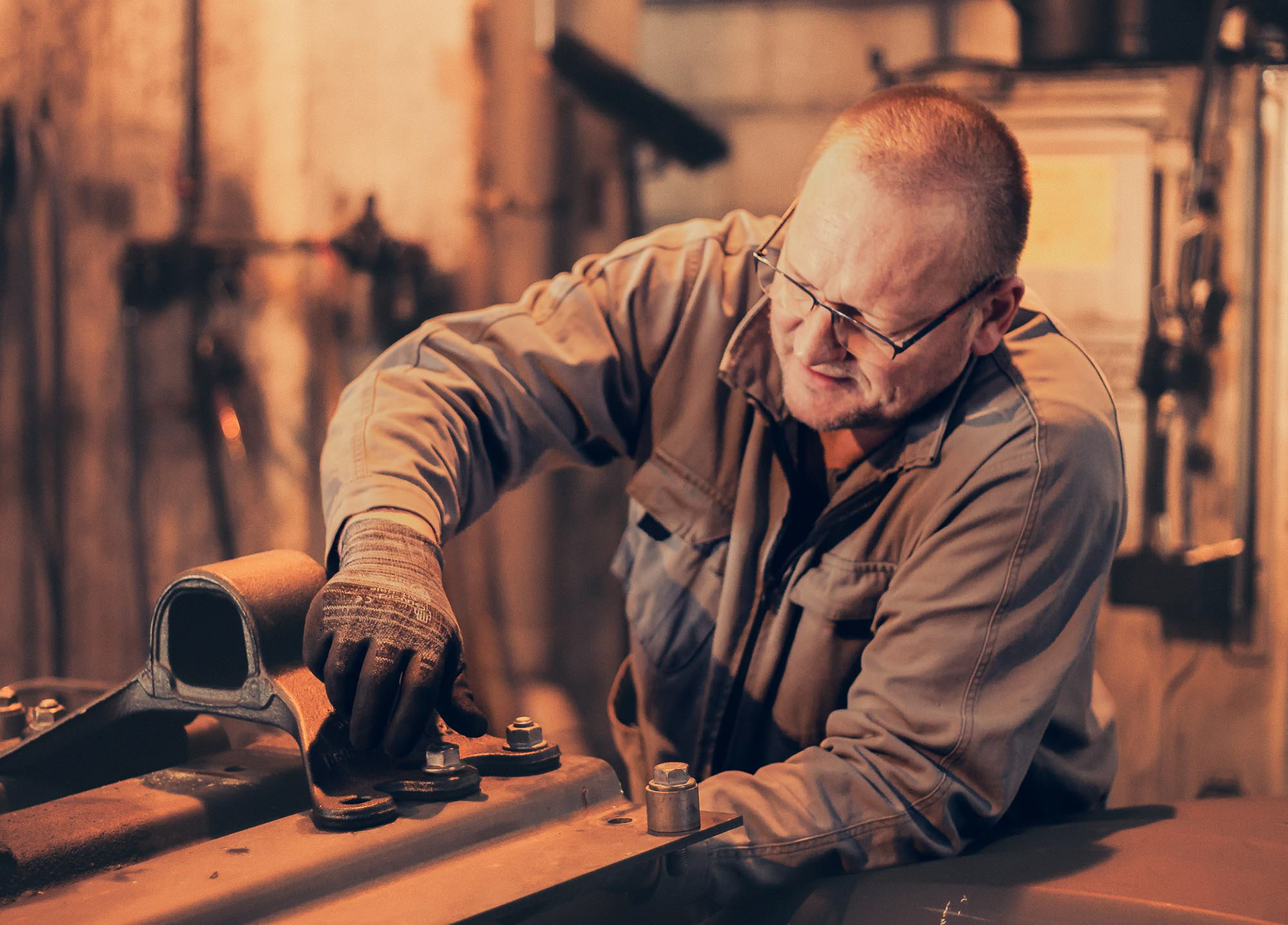 Portrait en action d'un technicien de maintenance poids lourd chez Jeletrans, photographie documentaire soulignant l'engagement humain dans le transport.