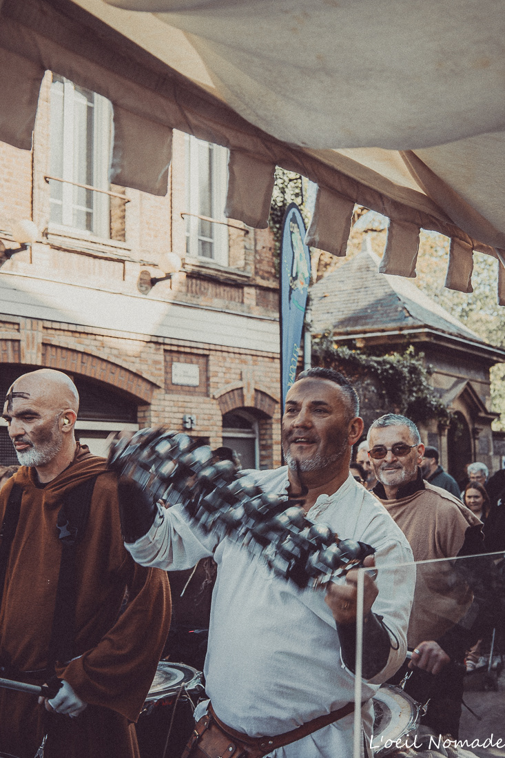 Photographe événementiel Le Havre, défilé médiéval dans les rues d’Harfleur, Fête de la Scie, ambiance immersive.