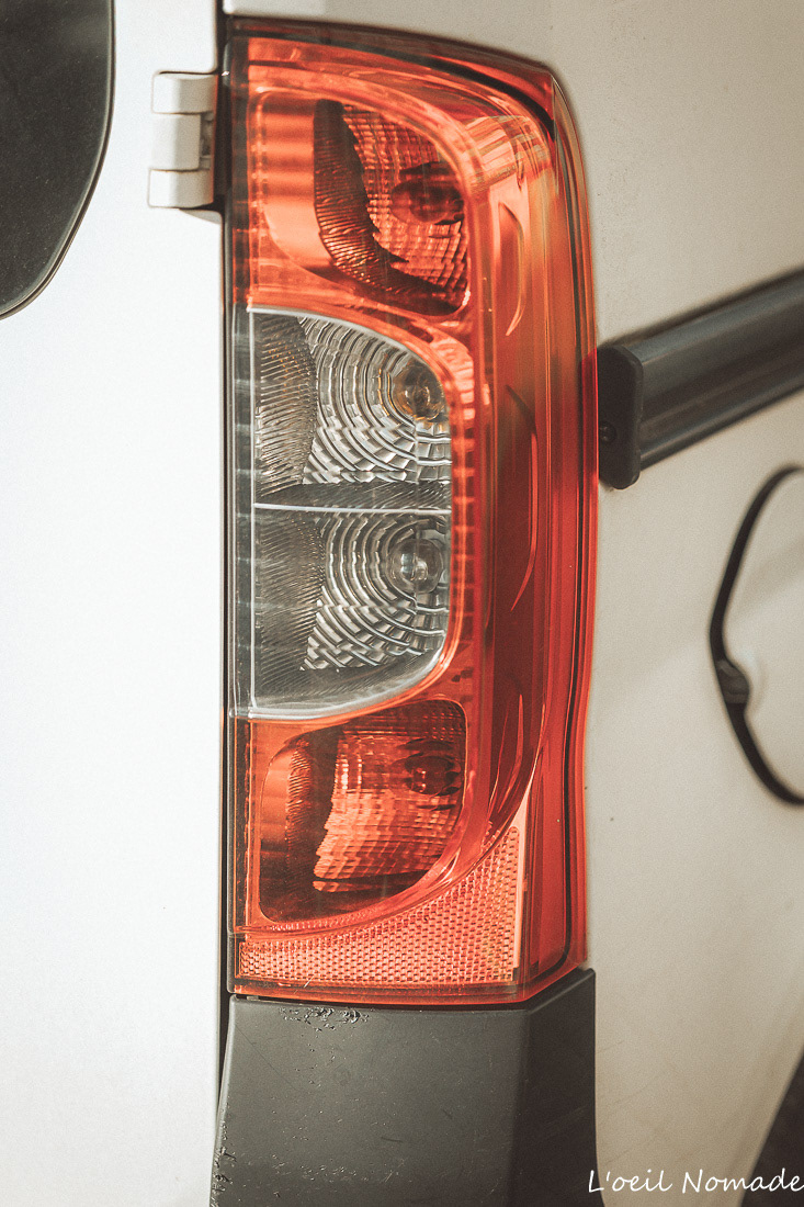 Design industriel. La géométrie d'un feu arrière comme un détail abstrait