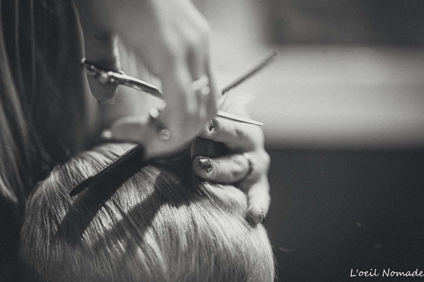 Coiffeuse réalisant une prestation dans son salon au Havre