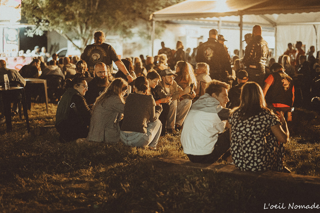 Reportage photo Red Bike : groupe réuni autour d'un feu de camp, captation de l'ambiance et de la convivialité nocturne par une approche de photographe témoin.