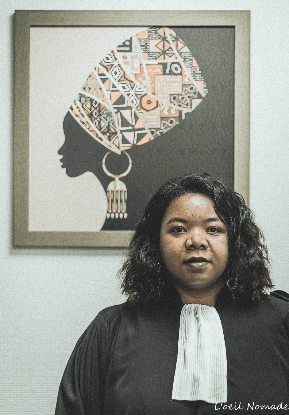 Portrait corporate d'une avocate  par L'œil Nomade, photographie institutionnelle valorisant la posture et le sérieux professionnel.