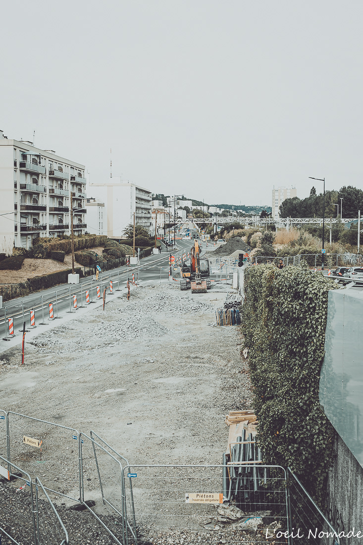 Vue d'ensemble des travaux de la ligne C du tramway dans un quartier du Havre.
