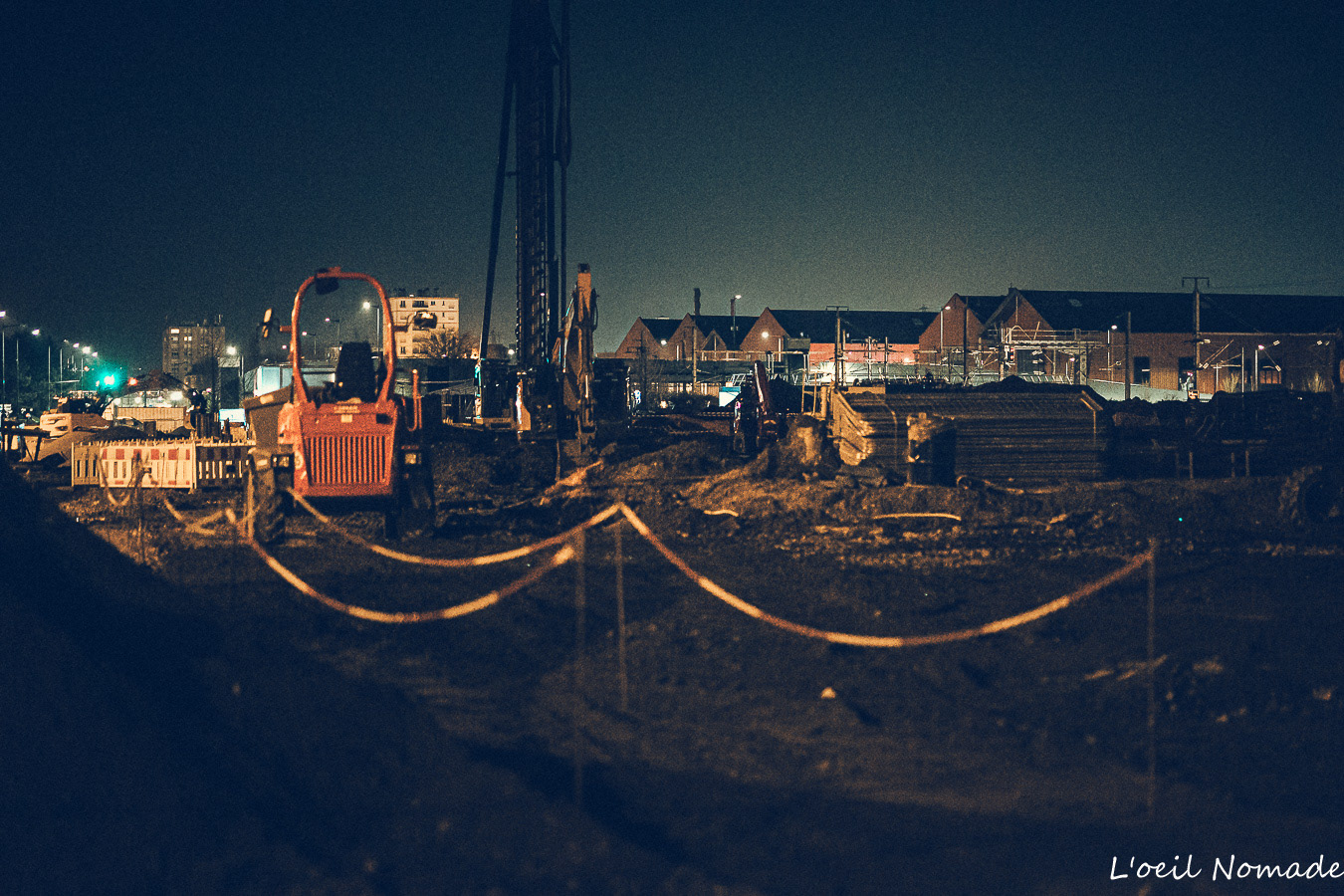 Reportage photo technique BTP Le Havre, engin de chantier Case de nuit sur terrain meuble, ambiance documentaire brute.