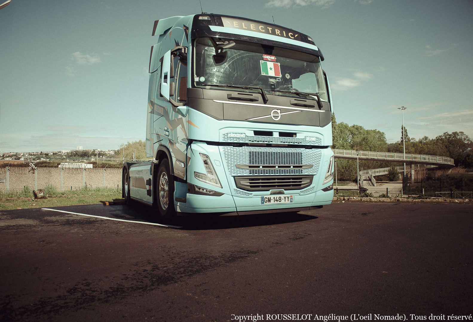Reportage corporate chez Wheeltainer : valoriser la flotte et l'expertise logistique au Havre à travers une photographie industrielle de caractère.