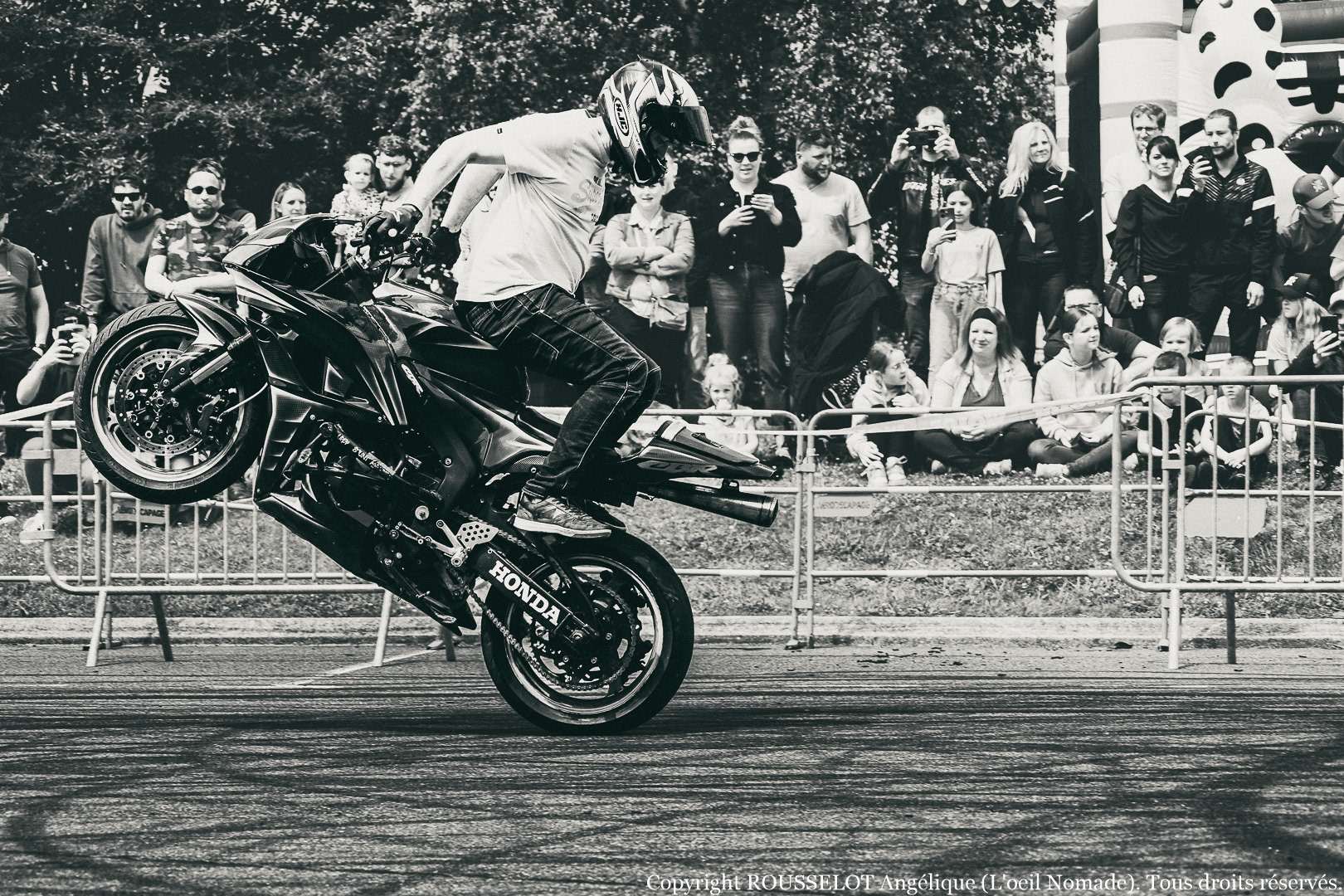Photographie de sport mécanique en mouvement lors du show stunt chez Maxxess, captation haute précision de la performance et de l'adrénaline sur le terrain.