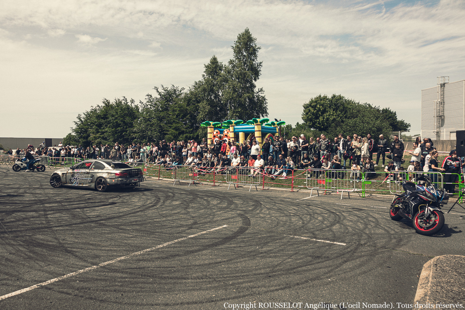 Reportage événementiel au Havre : démonstration de drift automobile et cascades moto devant un public, lors d'un événement organisé chez Maxxess.