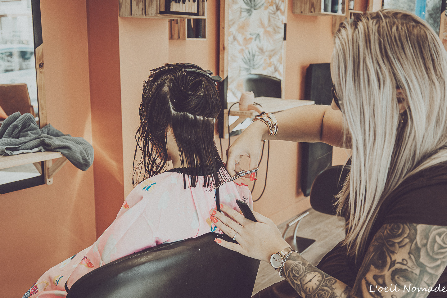 Coiffeuse réalisant une prestation dans son salon au Havre