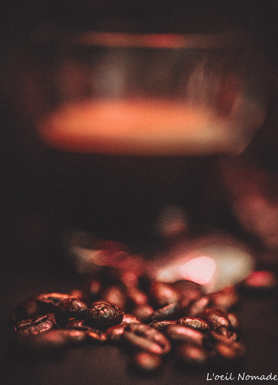 Photographie macro de grains de café, focus sur la texture et le relief de la matière, style photographique industriel et organique par L'œil Nomade.