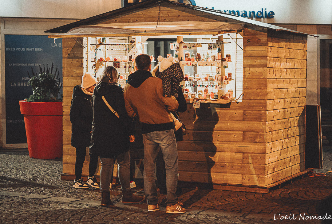 L'authenticité des marchés de Noël : capturer la vie des chalets et la convivialité des artisans pour un reportage événementiel complet.