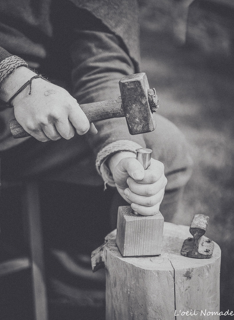 Artisan en plein travail, geste technique capturé sur le vif, reportage métier en événement.