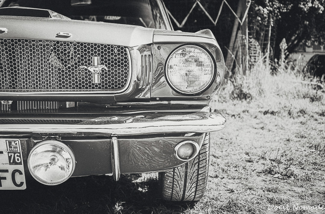 American Muscle : sublimer la puissance et la couleur d'une Mustang lors d'une séance de portrait automobile au Havre.