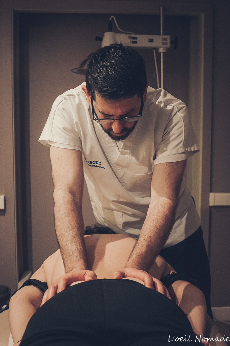 Reportage cabinet médical Le Havre, séance de soin en kinésithérapie, ambiance feutrée et rassurante.