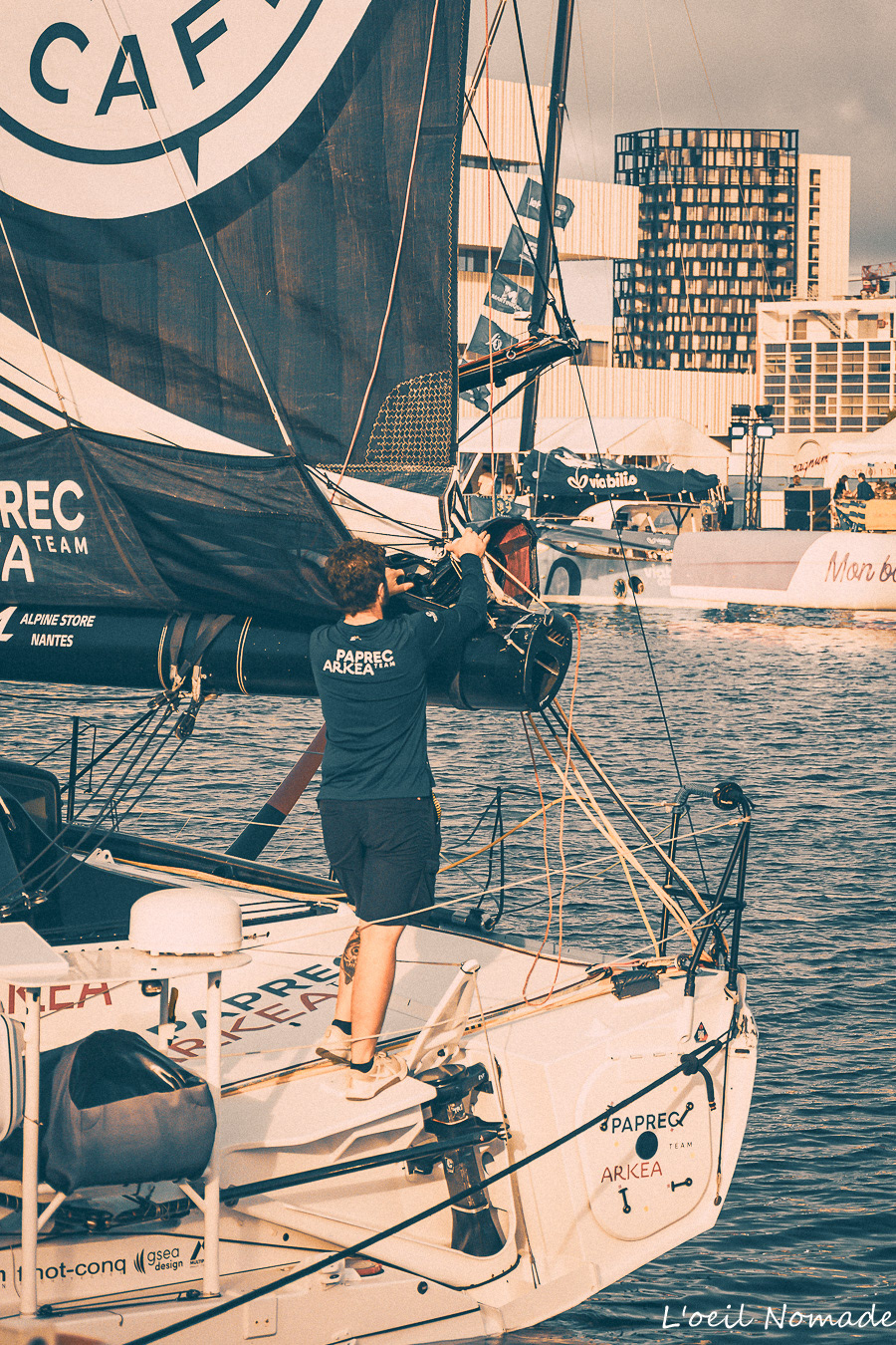 Immersion documentaire sur les pontons : le travail de préparation des équipes techniques avant le départ de la course.