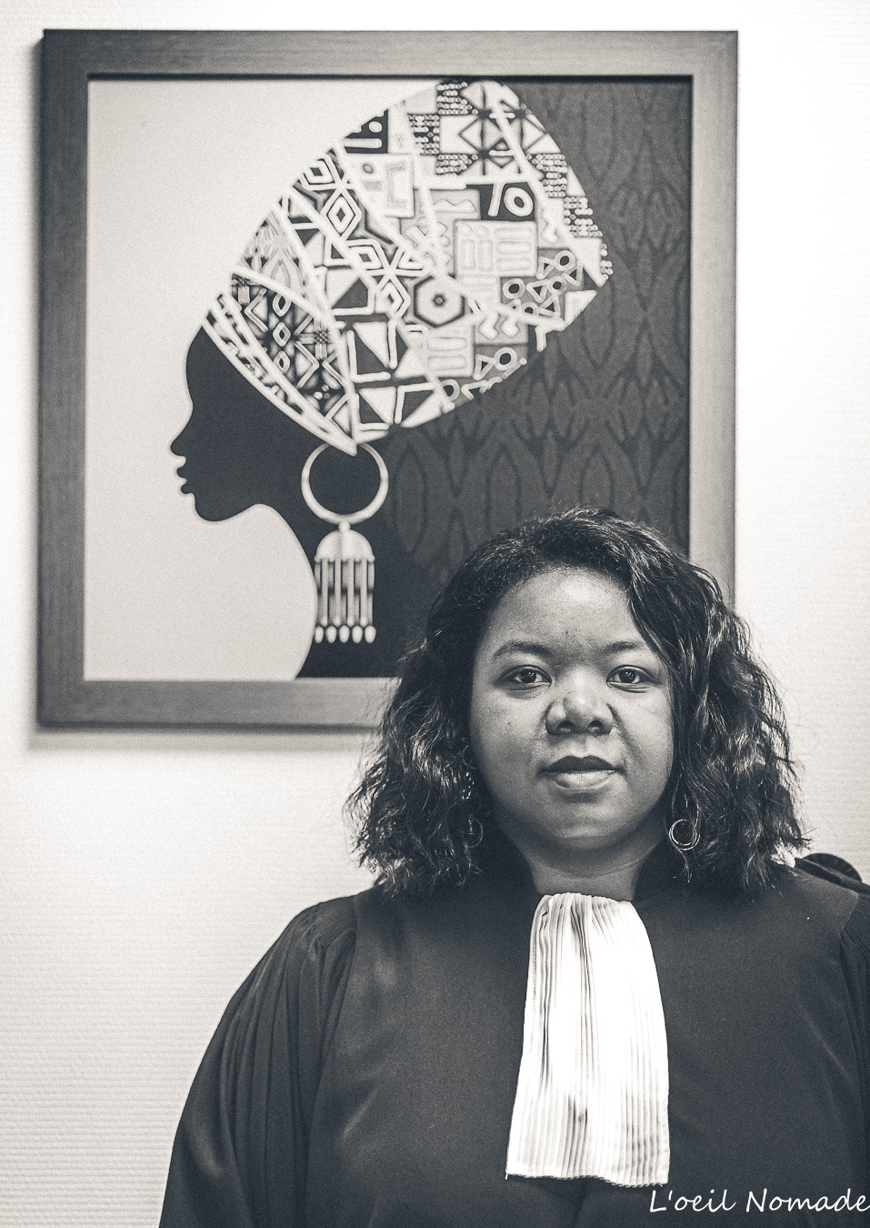 Portrait professionnel en noir et blanc, expression de sérieux et de crédibilité, signature L'œil Nomade.