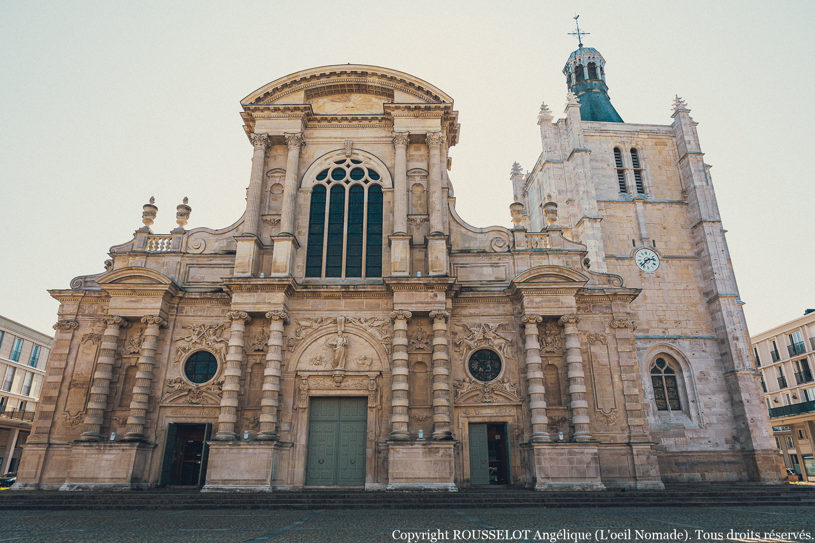 Photographie de la façade de la Cathédrale Notre-Dame du Havre, mélange de styles Renaissance et Baroque.