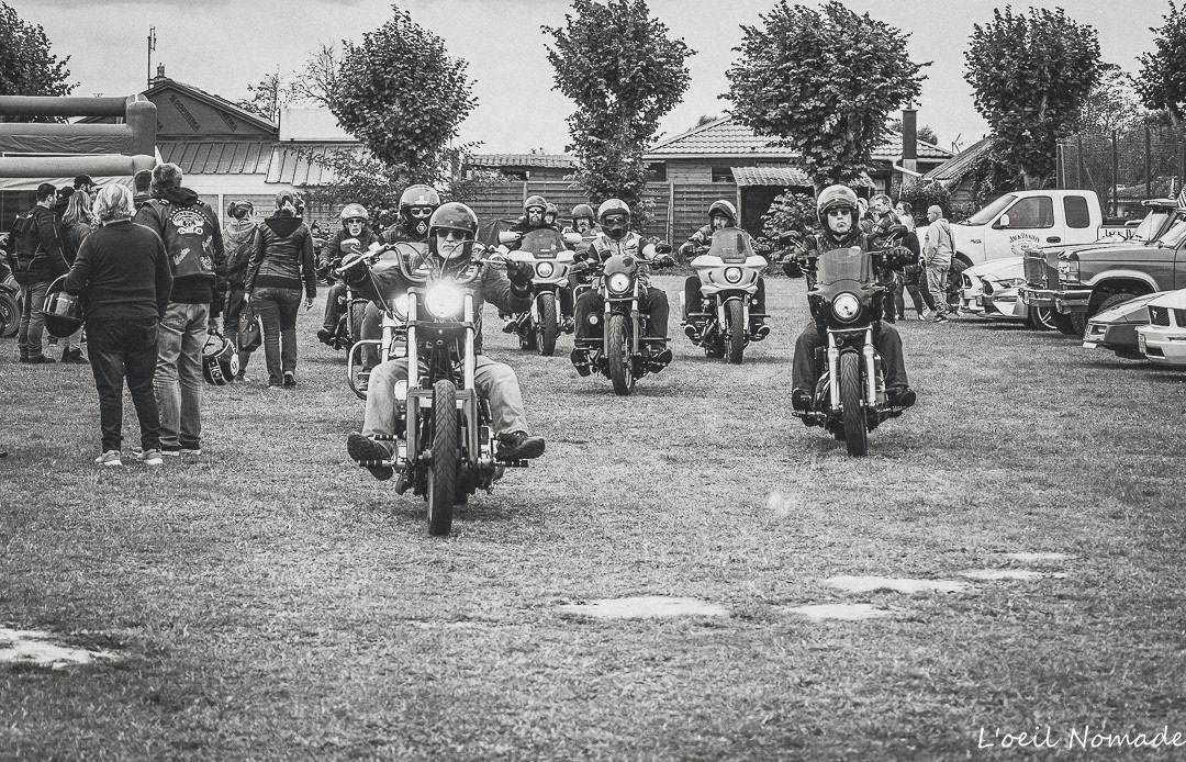 Le départ du run à l'American Week : capturer l'énergie et la puissance du rassemblement moto au Havre.