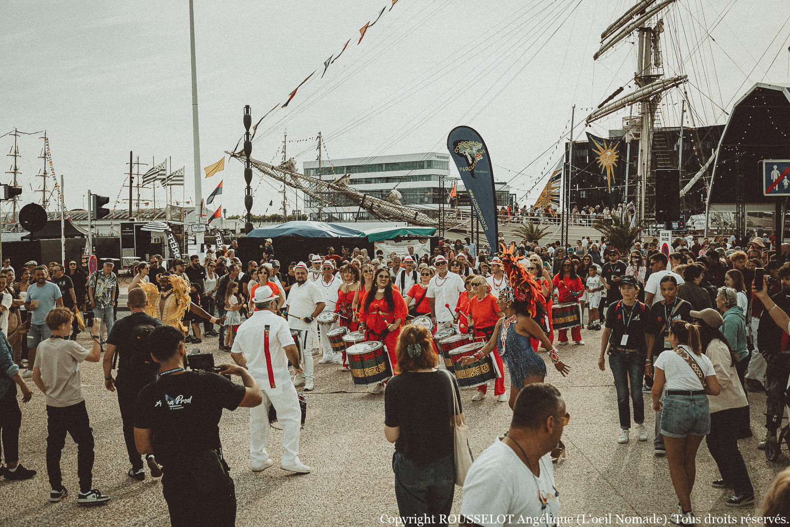Reportage événementiel complet au Havre : documenter l'effervescence et les célébrations terrestres qui accompagnent les escales maritimes.