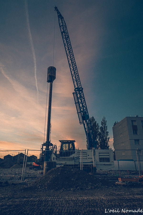 Lignes de construction : la silhouette des grues comme symbole de l'évolution architecturale et du développement du Havre.