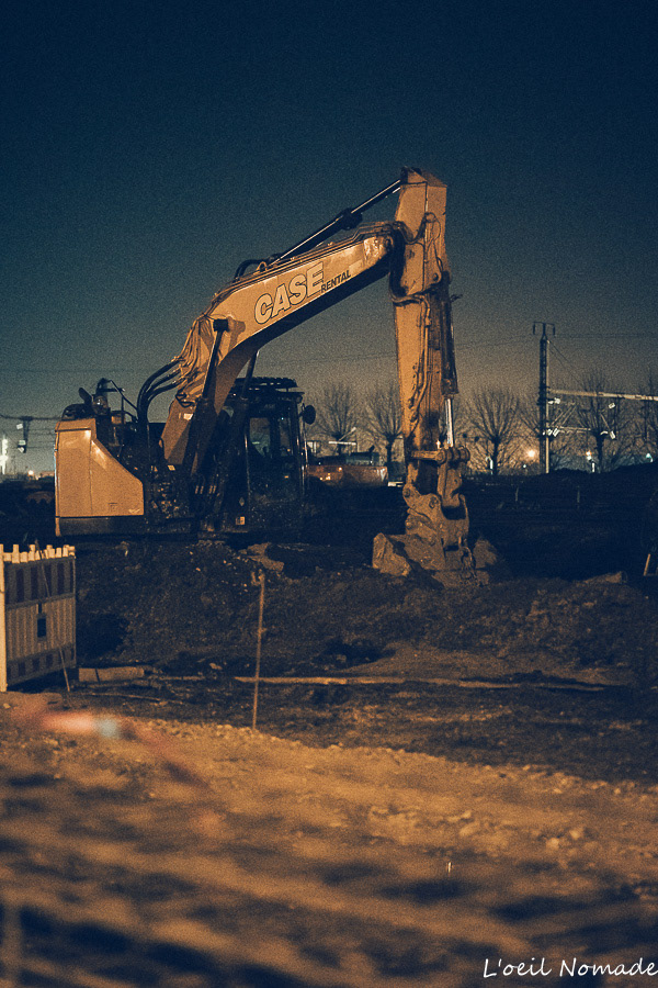 Reportage nocturne : pelleteuse en action sur le chantier d'extension du tramway havrais.
