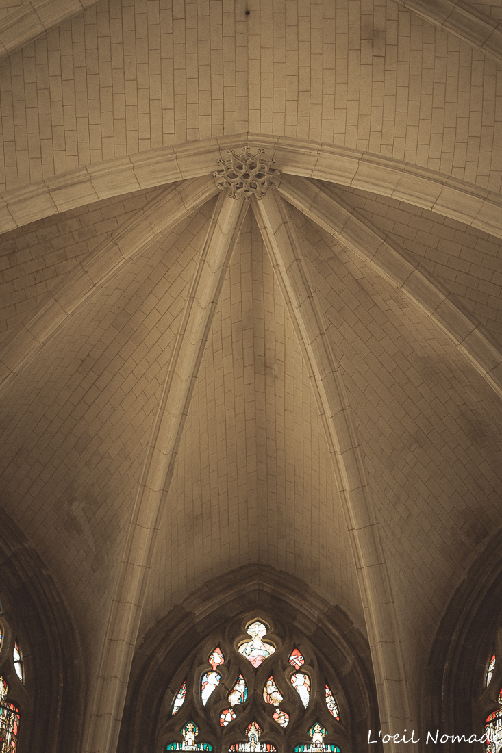 Voûte intérieure de l’église Notre-Dame de Lillebonne mettant en valeur les lignes architecturales.