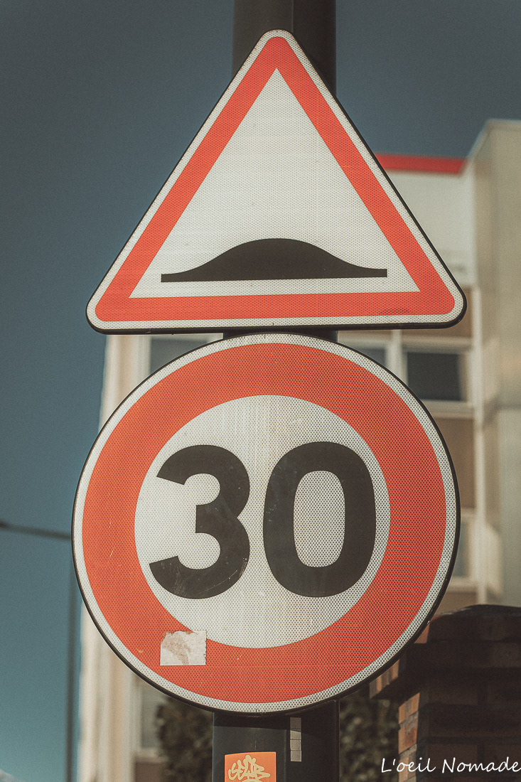 Ordre urbain. La répétition des cercles et des triangles de signalisation.