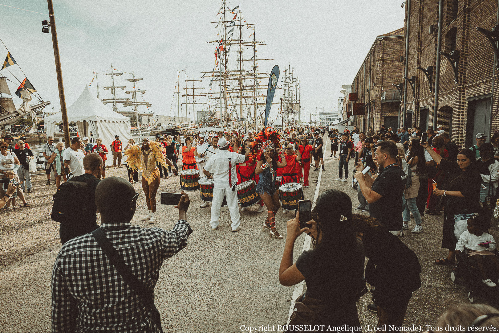 Reportage événementiel complet au Havre : documenter l'effervescence et les célébrations terrestres qui accompagnent les escales maritimes.