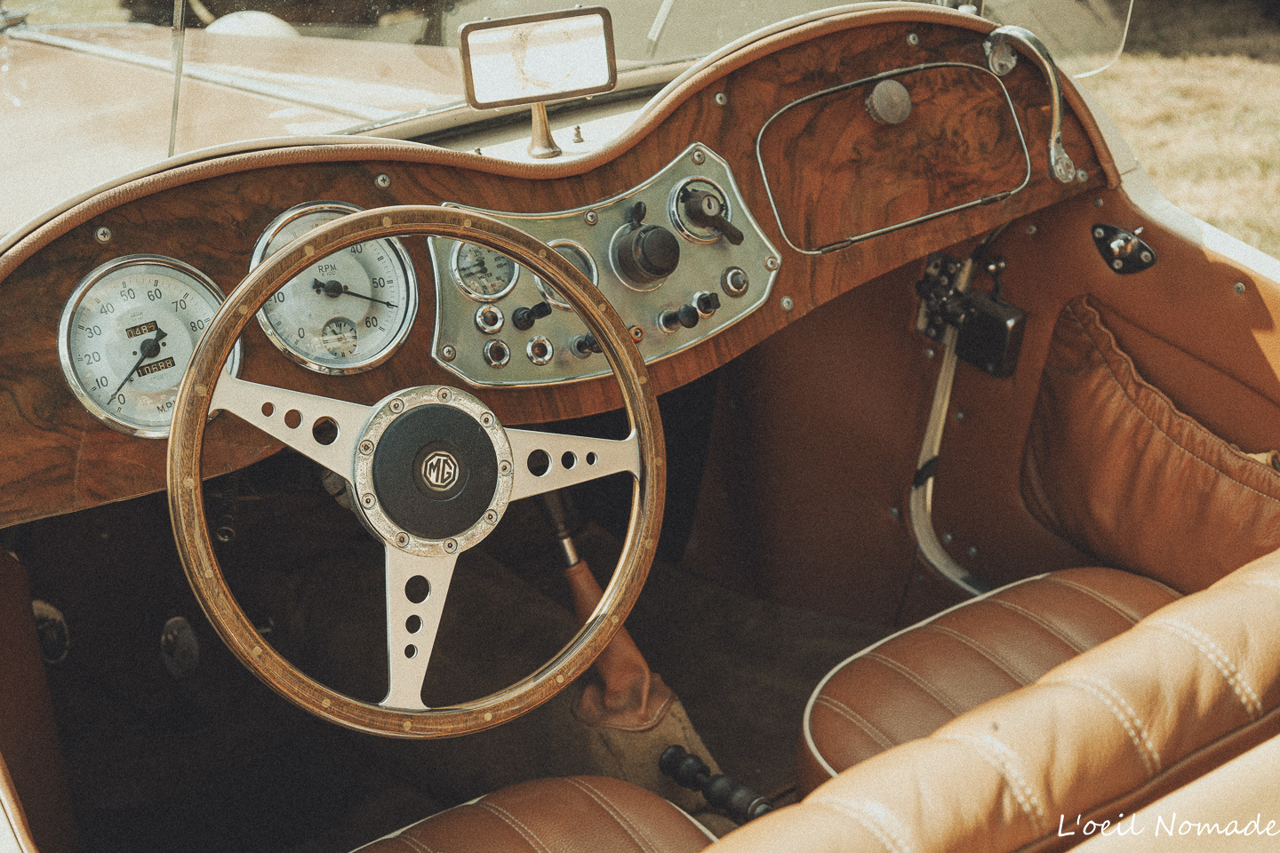Photographe artisan Le Havre, détail intérieur voiture ancienne cuir bois, restauration automobile
