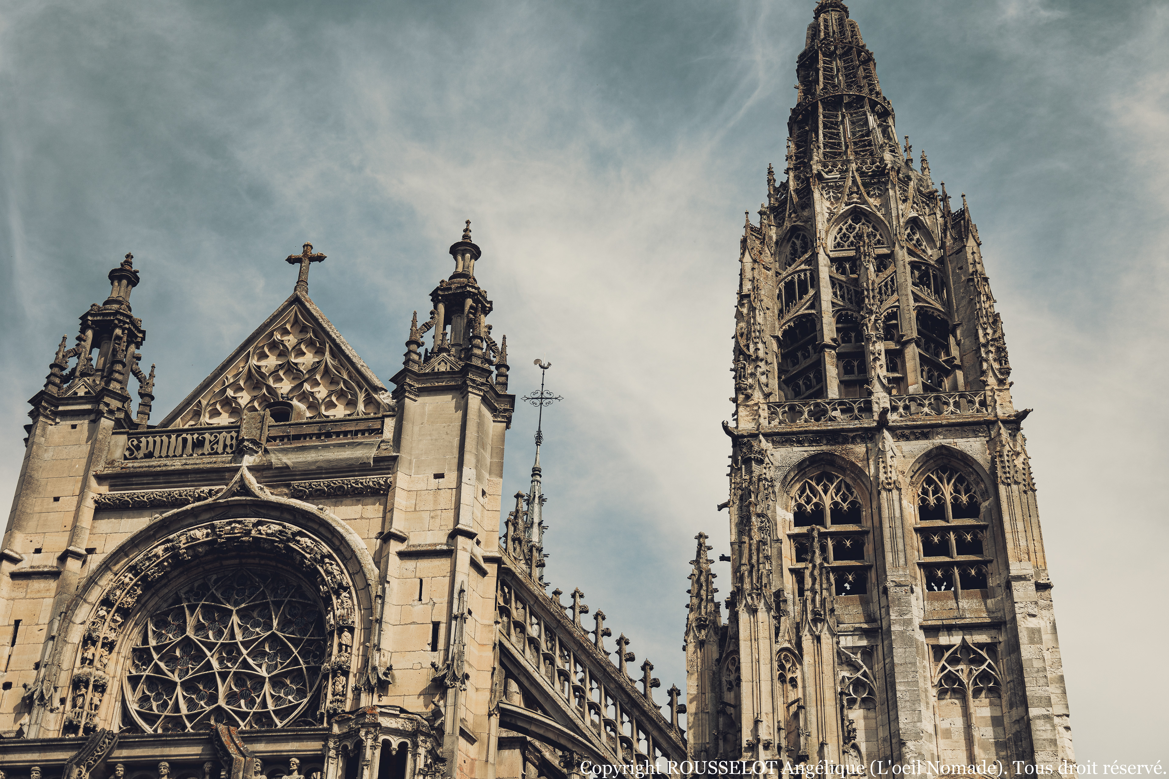 Photographie d'architecture : détail de la tour-clocher finement sculptée de l'église de Caudebec-en-Caux.