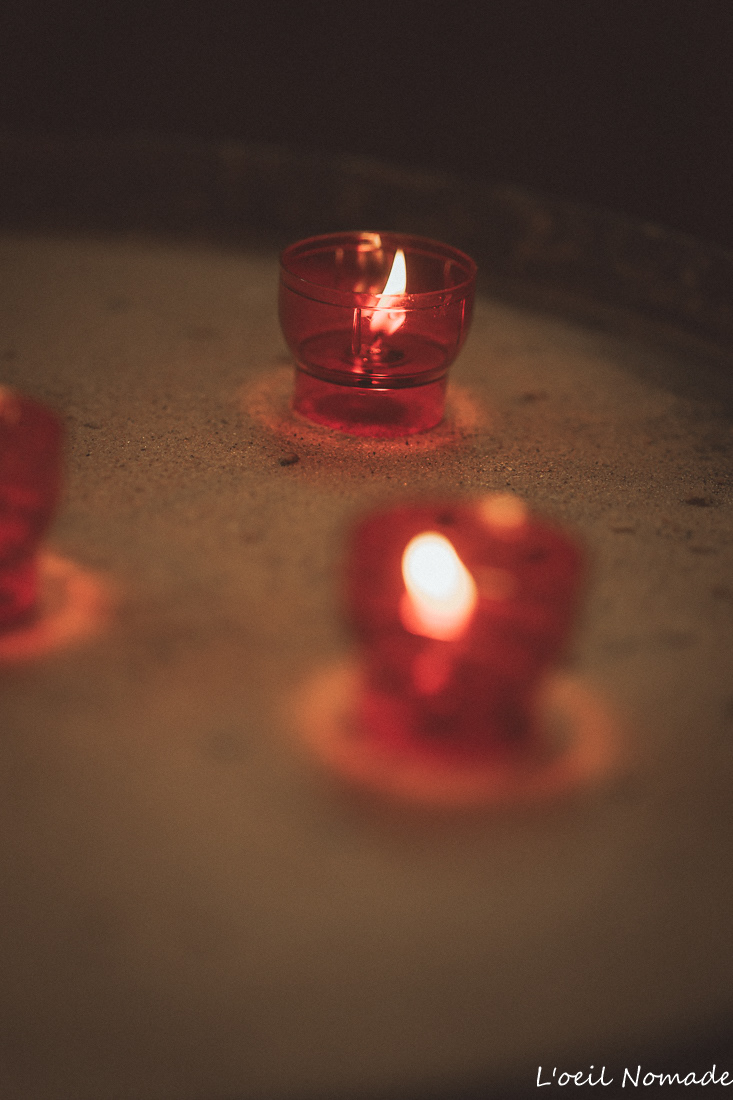Bougies votives rouges dans l’église Notre-Dame de Lillebonne ambiance spirituelle et patrimoniale.