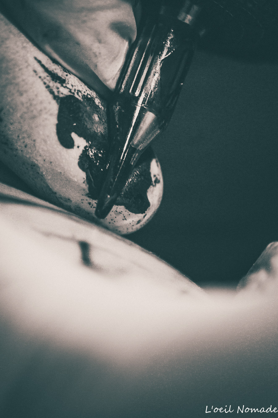 Photographie de détails techniques en noir et blanc, mise en valeur des textures et du geste métier.