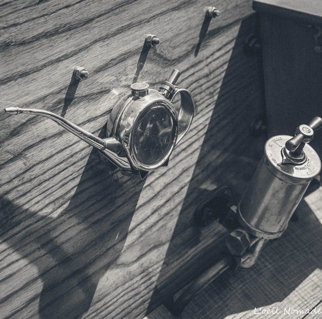 Photographe artisan Le Havre, détail intérieur voiture ancienne cuir bois, restauration automobile