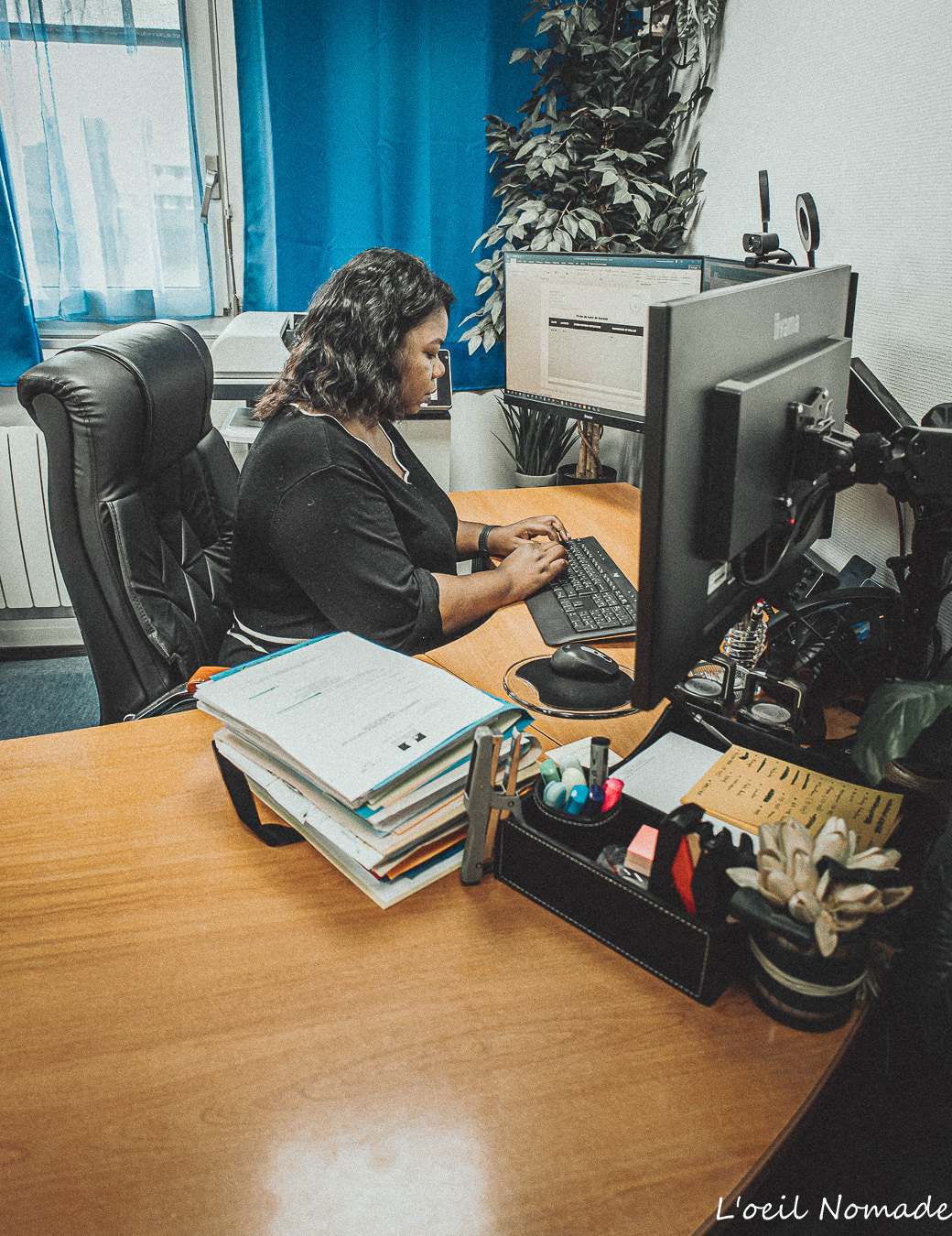 Reportage photographique en immersion, capture d'un geste métier authentique sans interruption du flux de travail.