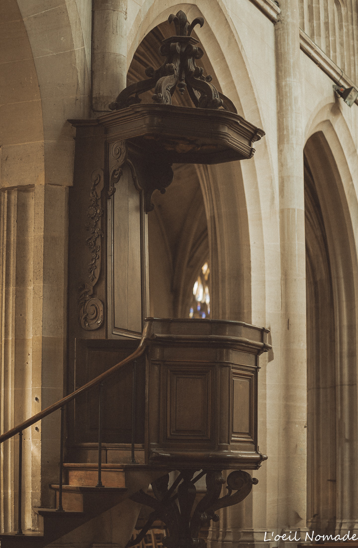 Chaire en bois sculpté de l’église Notre-Dame de Lillebonne détail du mobilier religieux ancien.