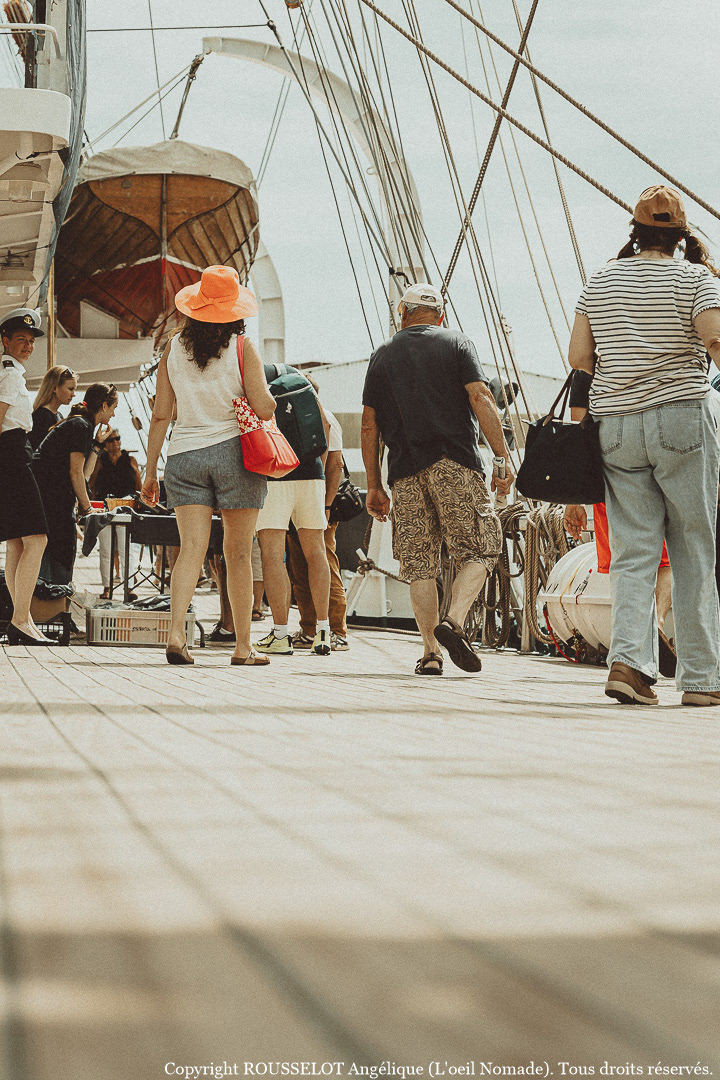 L'émerveillement partagé : une perspective immersive sur les quais du Havre pour documenter la ferveur populaire autour des Grandes Voiles.