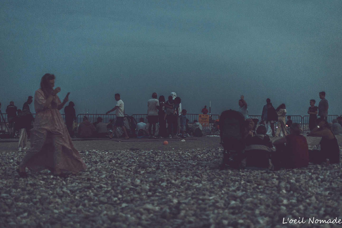 Public rassemblé sur la plage du Havre avant le feu d'artifice