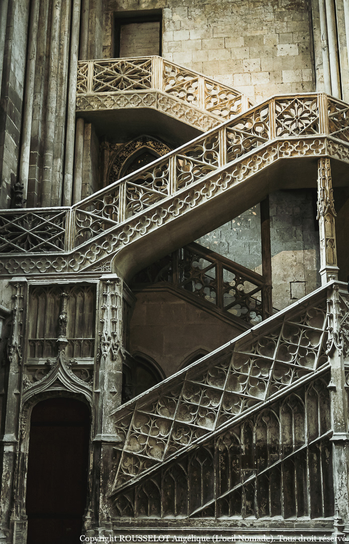 Photographie d'architecture intérieure : l'escalier des libraires en pierre finement ciselée dans la Cathédrale de Rouen.